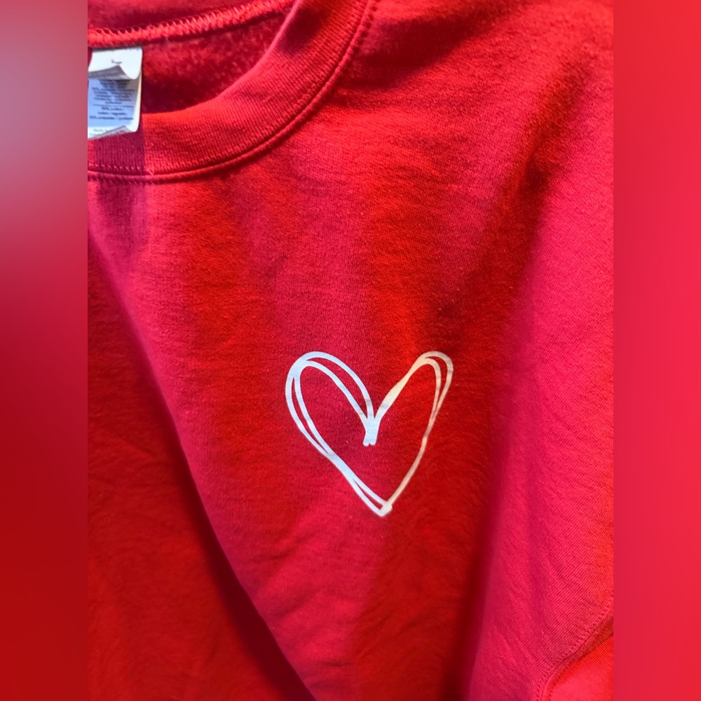 Gildan Red Unisex Sweatshirt with Heart Design Size XL - Picture 3 of 5